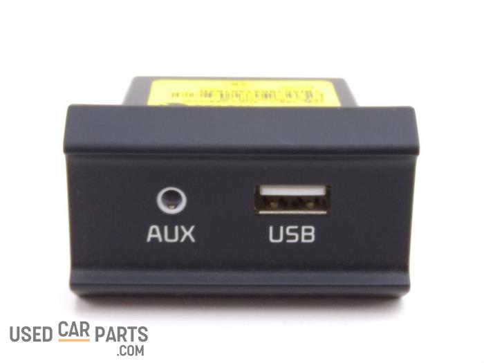 AUX/USB aansluiting - Kia Stonic - O106316