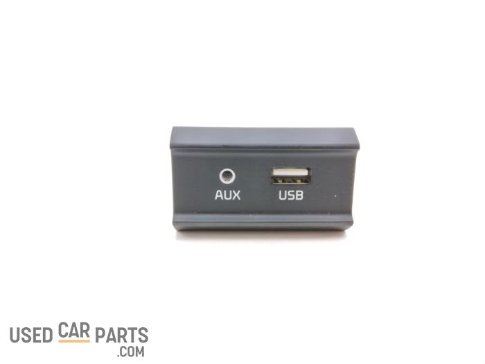 AUX/USB aansluiting - Kia Picanto - O106469
