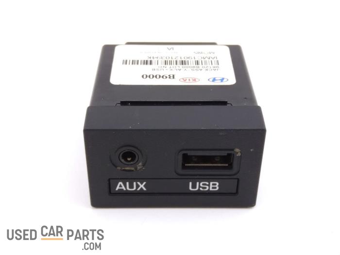 AUX/USB aansluiting - Hyundai I10 - O106946