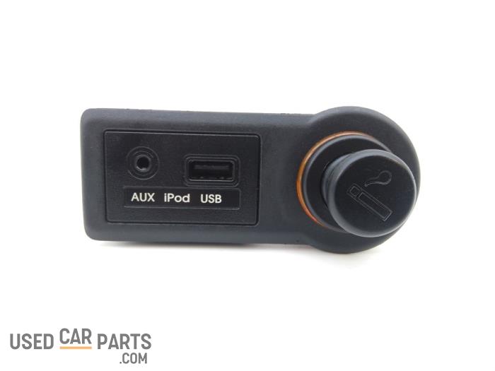 AUX/USB aansluiting - Kia Venga - O112232