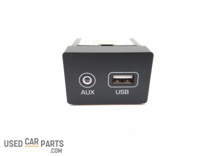 AUX/USB aansluiting - Hyundai I20 - O114315