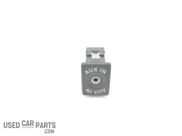 AUX/USB aansluiting - Volkswagen Golf Plus - O117063