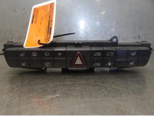 Gebruikte Alarmlicht Schakelaar Mercedes Viano (639) 2.0 CDI 16V Prijs op aanvraag aangeboden door Bongers Auto-Onderdelen Zeeland