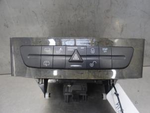 Gebruikte Schakelaar Paniekverlichting Mercedes E Combi (S211) 3.2 E-320 CDI 24V Prijs op aanvraag aangeboden door Bongers Auto-Onderdelen Zeeland