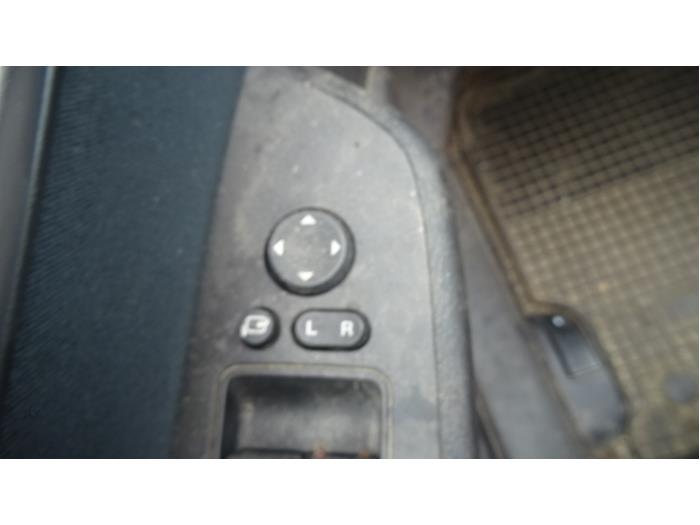 Buitenspiegel links van een Mazda 6. 2009