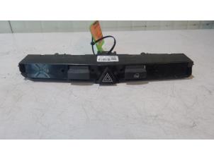 Gebruikte Alarmlicht Schakelaar Opel Zafira Prijs op aanvraag aangeboden door Bongers Auto-Onderdelen Zeeland