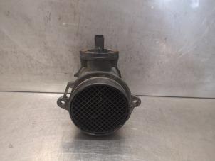 Gebruikte Luchtmassameter Mercedes Sprinter 2t (901/902) 211 CDI 16V Prijs op aanvraag aangeboden door Bongers Auto-Onderdelen Zeeland