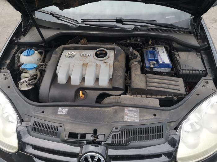 Motor van een Volkswagen Golf V (1K1) 1.9 TDI 2007