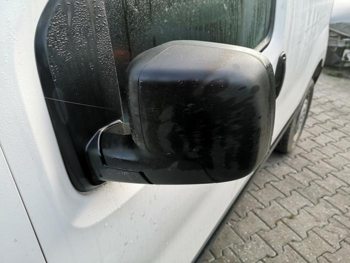 Buitenspiegel links van een Peugeot Bipper (AA) 1.3 HDI 2012
