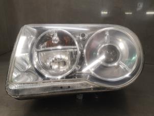 Gebruikte Koplamp links Chrysler 300 C 3.5 V6 24V Prijs op aanvraag aangeboden door Bongers Auto-Onderdelen Zeeland