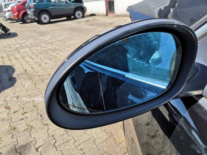 Buitenspiegel links van een BMW 3 serie (E90) 318i 16V 2007