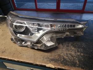 Gebruikte Rechter Koplamp Toyota C-HR (X1,X5) 1.2 16V Turbo Prijs op aanvraag aangeboden door Bongers Auto-Onderdelen Zeeland