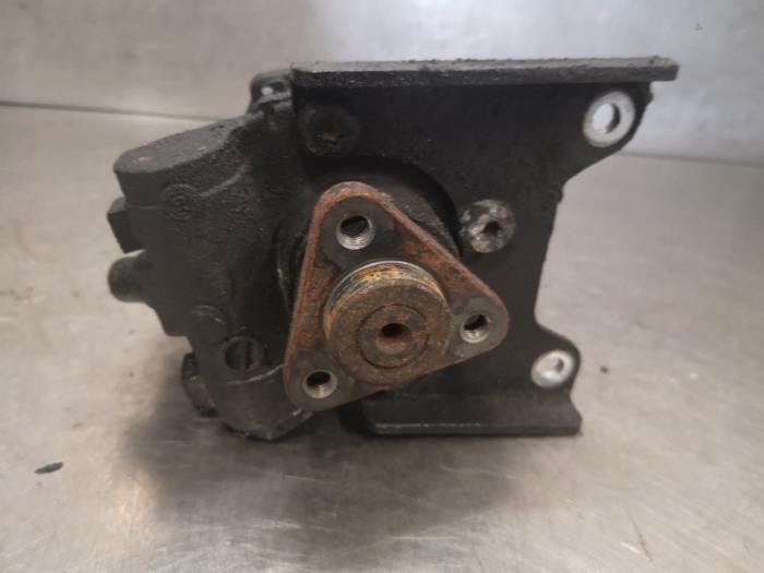 Gebruikte Pomp Servo BMW 5 serie Touring (E39) 520i 24V Prijs op aanvraag aangeboden door Bongers Auto-Onderdelen Zeeland