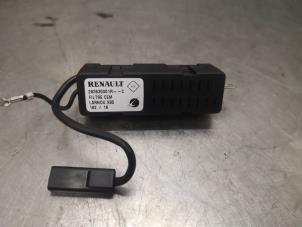 Gebruikte Antenne Versterker Renault Captur (2R) 0.9 Energy TCE 12V Prijs op aanvraag aangeboden door Bongers Auto-Onderdelen Zeeland