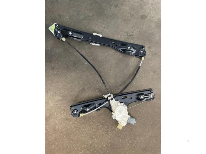 Ruitmechaniek 4Deurs rechts-voor van een BMW X1 (E84) xDrive 18d 2.0 16V 2013