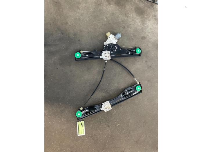 Ruitmechaniek 4Deurs rechts-voor van een BMW X1 (E84) xDrive 18d 2.0 16V 2013