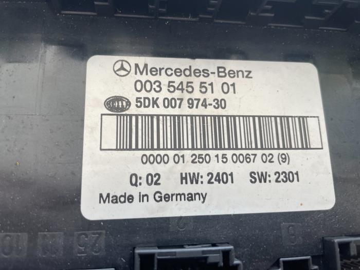 Zekeringkast van een Mercedes-Benz C Sportcoupé (C203) 2.0 C-180 16V 2001