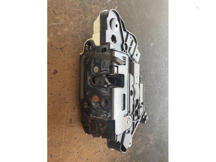 Deurslot Mechaniek 4Deurs links-voor van een Volkswagen Tiguan (5N1/2) 2.0 TDI DRF 16V 4Motion 2011