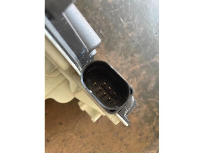 Deurslot Mechaniek 4Deurs links-voor van een Volkswagen Tiguan (5N1/2) 2.0 TDI DRF 16V 4Motion 2011