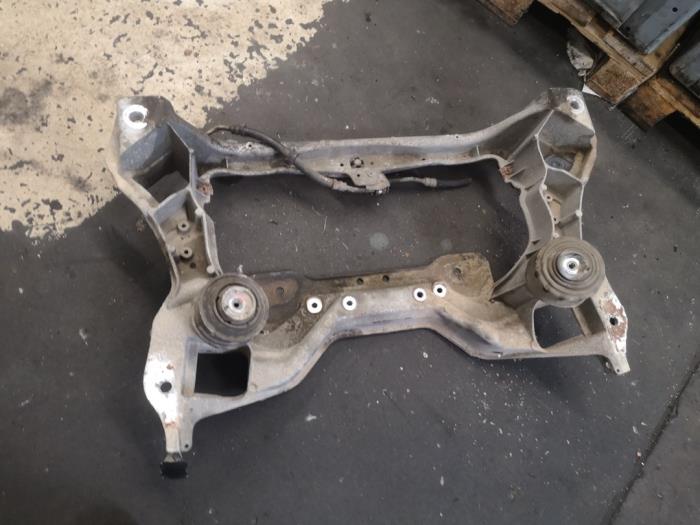 Subframe van een Mercedes-Benz C Sportcoupé (C203) 2.0 C-180 16V 2001