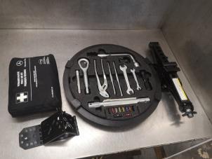 Gebruikte Gereedschap Set Mercedes S (W220) 3.2 S-320 18V Prijs op aanvraag aangeboden door Bongers Auto-Onderdelen Zeeland