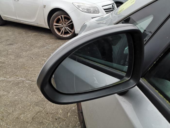Buitenspiegel links van een Opel Corsa D 1.2 16V 2013