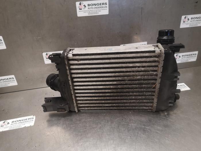 Intercooler van een Renault Clio IV (5R) 0.9 Energy TCE 90 12V 2013