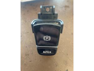 Gebruikte Handrem schakelaar BMW 5 serie (G30) 540d xDrive 24V Mild Hybrid Prijs op aanvraag aangeboden door Bongers Auto-Onderdelen Zeeland