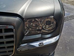 Gebruikte Koplamp links Chrysler 300 C Touring 3.0 CRD 24V Prijs op aanvraag aangeboden door Bongers Auto-Onderdelen Zeeland