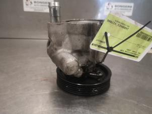 Gebruikte Servopomp Opel Vivaro 2.5 DTI 16V Prijs op aanvraag aangeboden door Bongers Auto-Onderdelen Zeeland