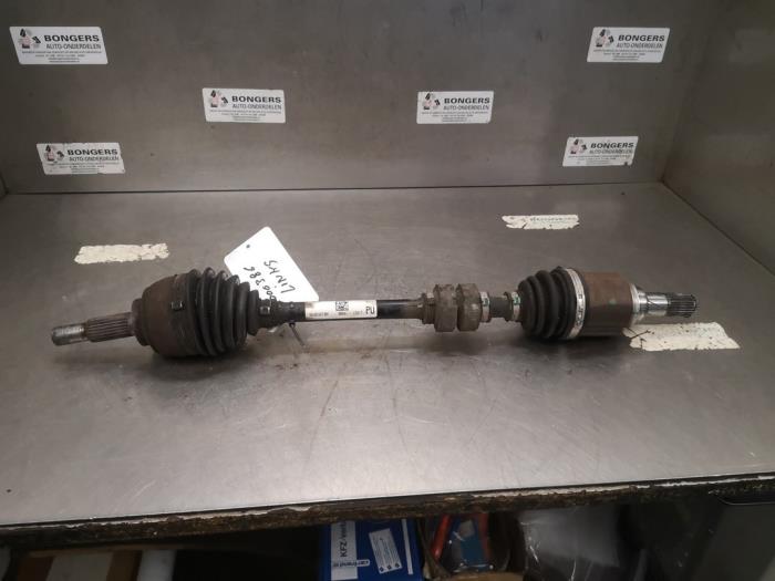 Gebruikte Aandrijfas links-voor Nissan Micra (K14) 1.0 12V Prijs op aanvraag aangeboden door Bongers Auto-Onderdelen Zeeland