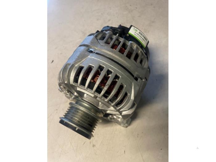 Dynamo van een Volkswagen Transporter T5 2.0 TDI DRF 2010