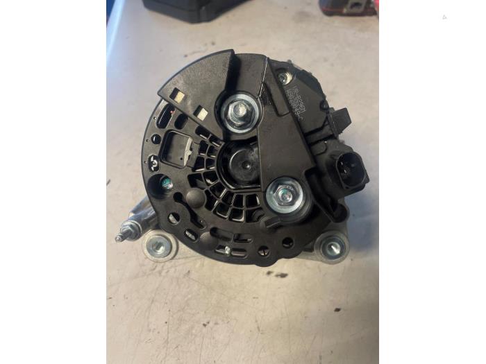 Dynamo van een Volkswagen Transporter T5 2.0 TDI DRF 2010