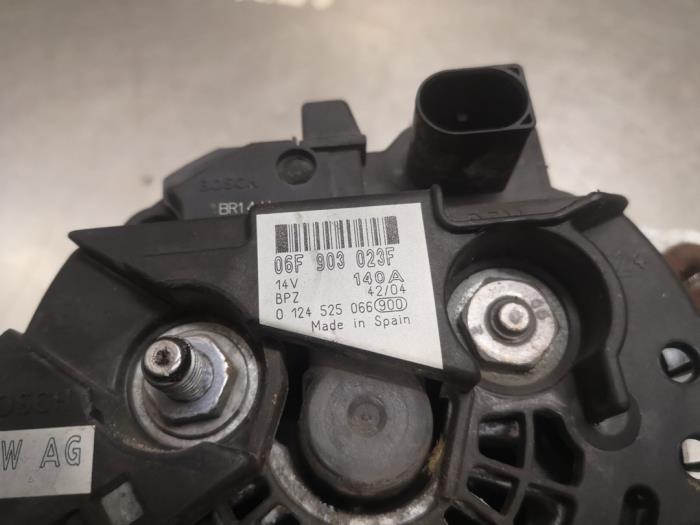 Dynamo van een Volkswagen Touran (1T1/T2) 1.9 TDI 105 2005