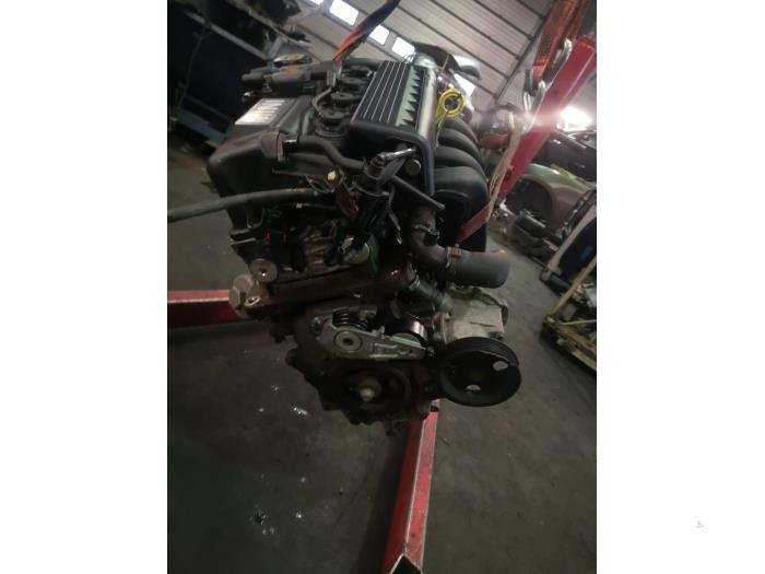 Motor van een Mini ONE 2004