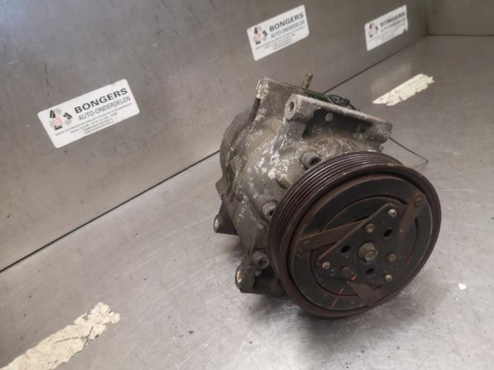 Aircopomp van een Nissan X-Trail (T30) 2.0 16V 4x4 2002