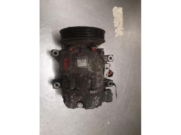 Aircopomp van een Nissan X-Trail (T30) 2.0 16V 4x4 2002