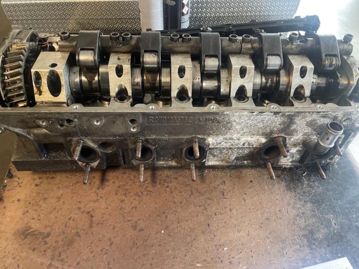 Cilinderkop van een Volkswagen Transporter T5 2.5 TDi PF 2009