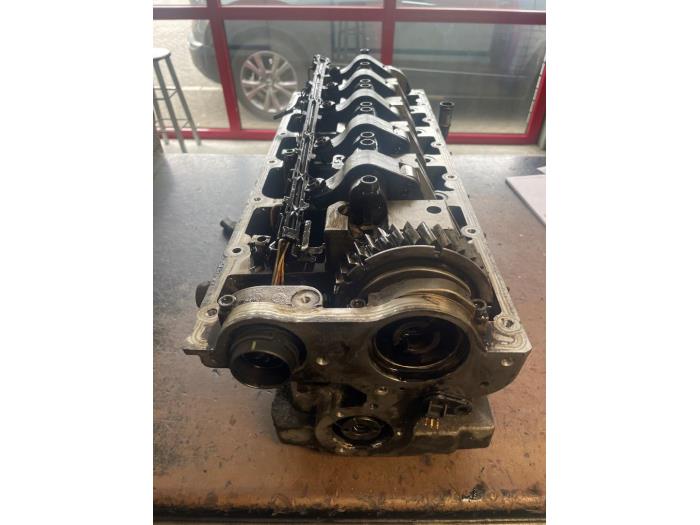 Cilinderkop van een Volkswagen Transporter T5 2.5 TDi PF 2009