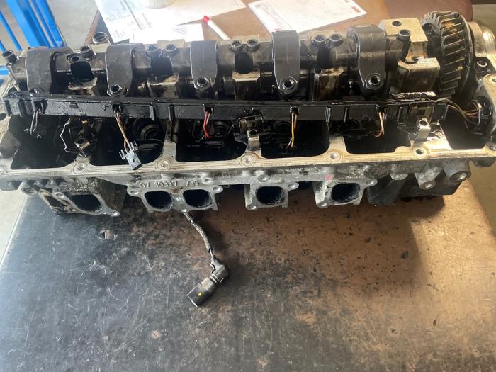 Cilinderkop van een Volkswagen Transporter T5 2.5 TDi PF 2009