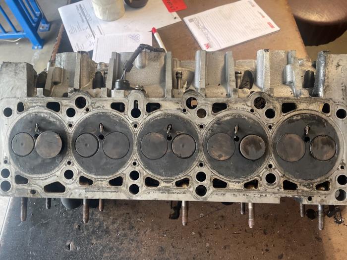 Cilinderkop van een Volkswagen Transporter T5 2.5 TDi PF 2009