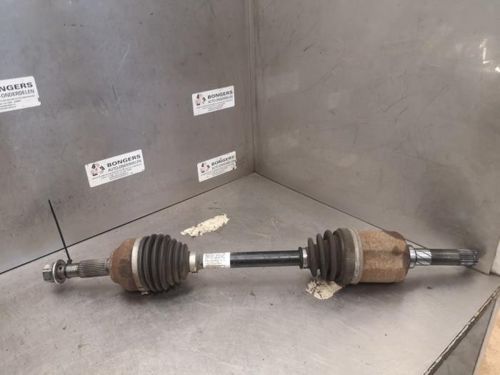 Gebruikte Aandrijfas links-voor Nissan Qashqai (J10) 2.0 16V 4x4 Prijs op aanvraag aangeboden door Bongers Auto-Onderdelen Zeeland