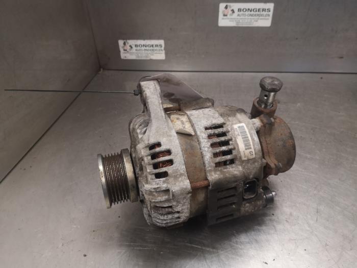 Dynamo van een Hyundai Santa Fe I 2.0 CRDi 16V 4x2 2004