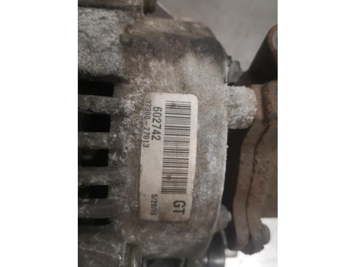 Dynamo van een Hyundai Santa Fe I 2.0 CRDi 16V 4x2 2004