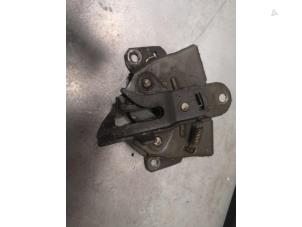 Gebruikte Slotmechaniek Motorkap Mitsubishi Colt (Z2/Z3) 1.3 16V Prijs op aanvraag aangeboden door Bongers Auto-Onderdelen Zeeland