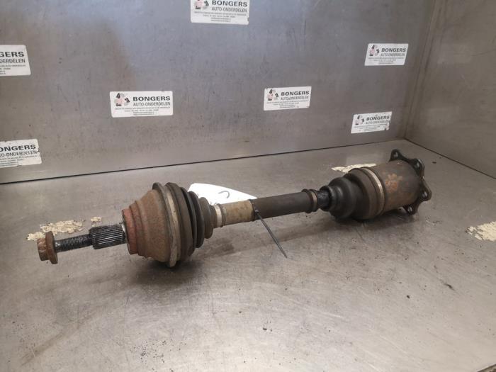 Gebruikte Aandrijfas links-voor Volkswagen Passat Variant (3C5) 2.0 TDI 16V 140 Prijs op aanvraag aangeboden door Bongers Auto-Onderdelen Zeeland