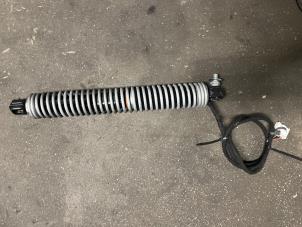 Gebruikte Kofferdekseldemper rechts-achter BMW 5 serie (F10) 530d xDrive 24V Blue Performance Prijs op aanvraag aangeboden door Bongers Auto-Onderdelen Zeeland