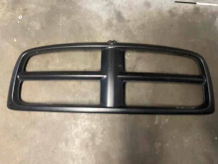 Grille Lijst van een Dodge Ram 1500 (DR/DH/D1/DC/DM) 4.7 V8 1500 4x4 2004