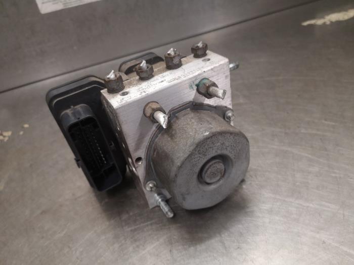 Gebruikte ABS Pomp Renault Captur I (2R) 0.9 Energy TCE 12V Prijs op aanvraag aangeboden door Bongers Auto-Onderdelen Zeeland