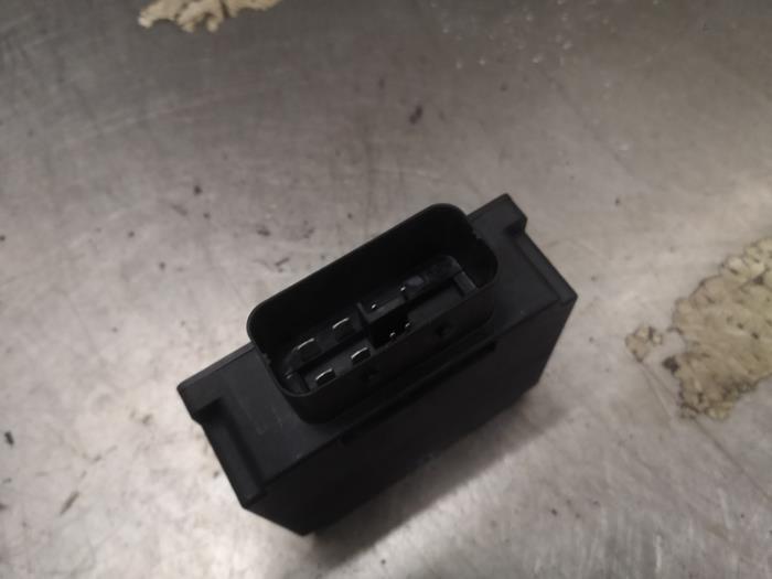 Central electronic module van een Volkswagen Transporter T5 2.0 TDI DRF 2014